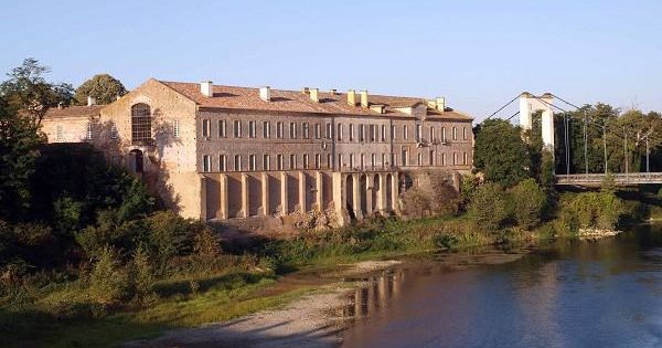 Abbaye de Belleperche en bord de Garonne et son musée des arts de la table