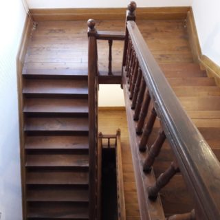 Bel escalier en bois d'origine et avec beaucoup de charme