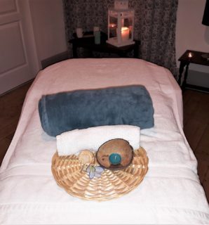 Table de massage détente avec une belle décoration bleue