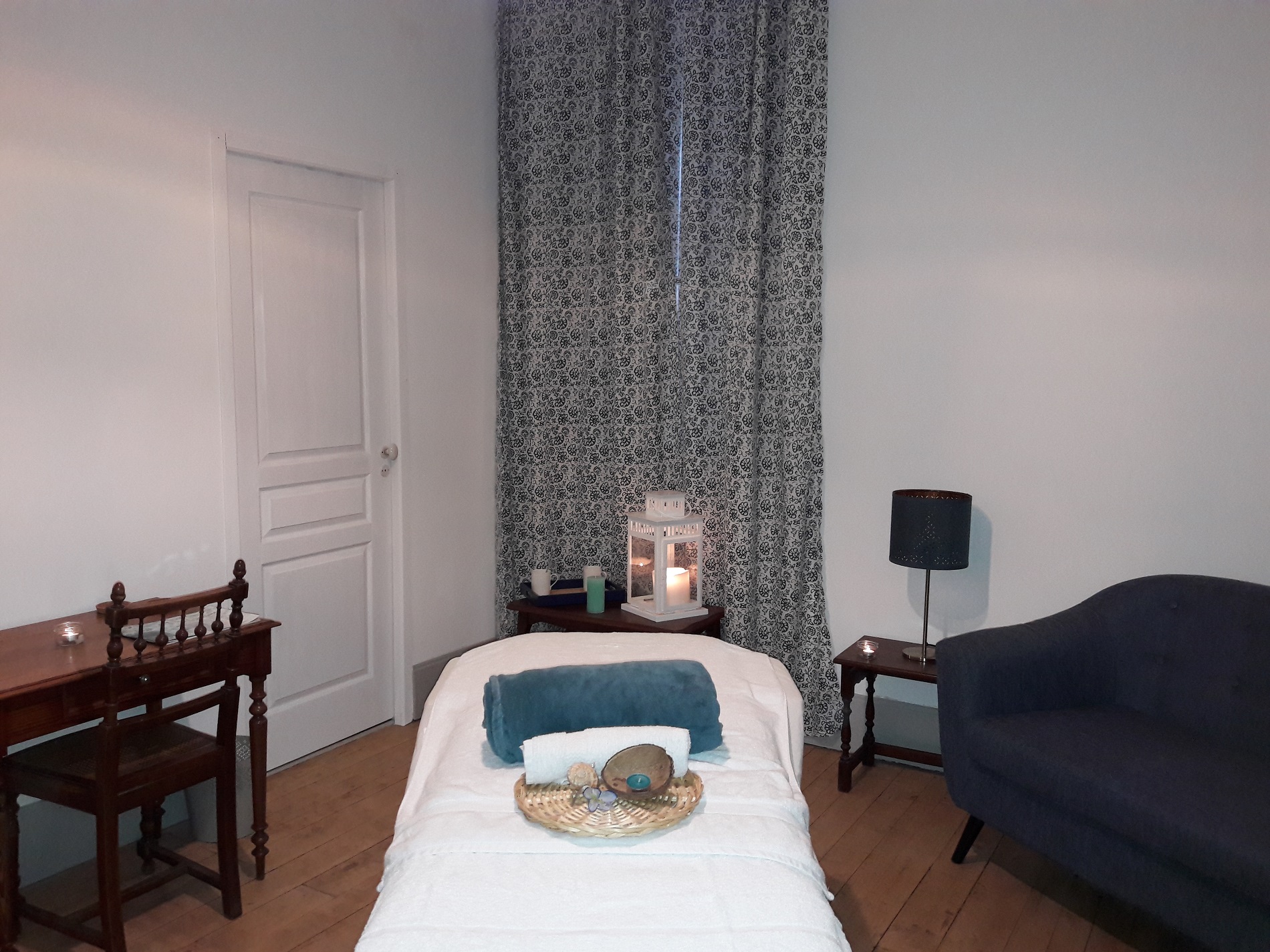 Massage table in suite Water with Hawaiian decoration