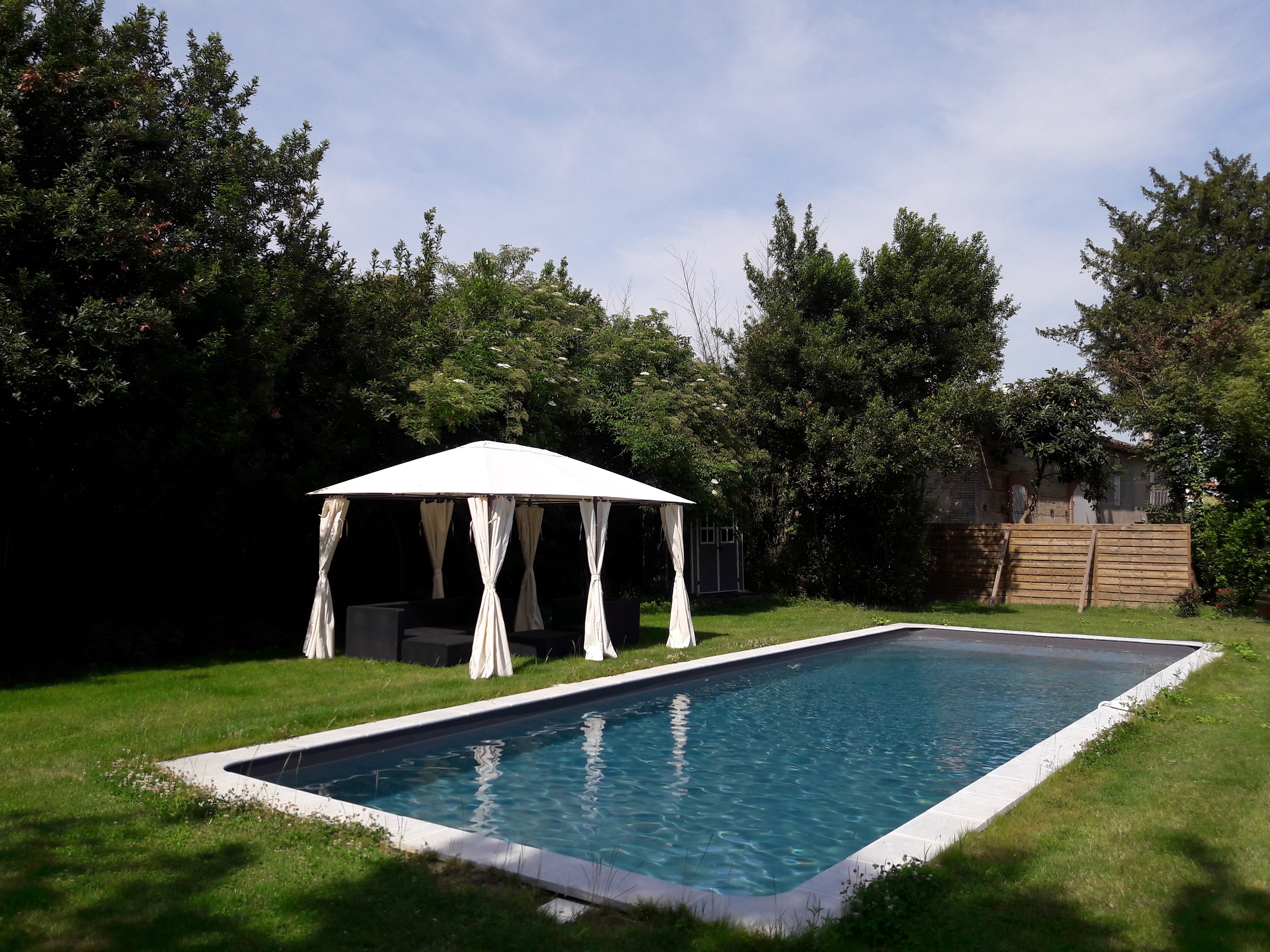 Luxury bed and breakfast with swimming pool near Moissac