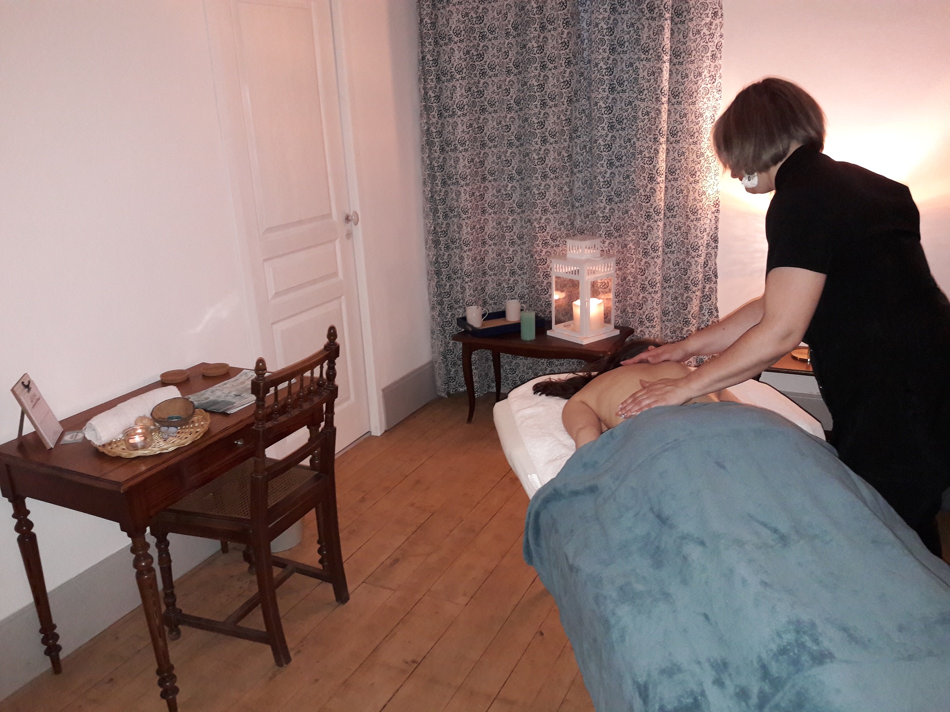 Massage in the suite Water with a cosyblue decoration by an esthetician