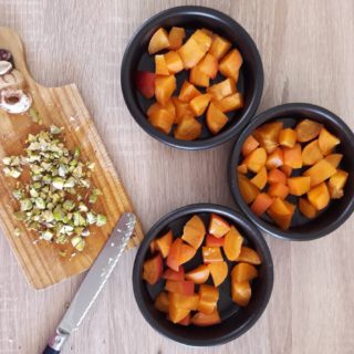 Préparation d'un clafoutis abricot pistache pour le plateau gourmand des hôtes au coeur des éléments