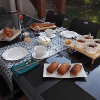 Table du petit-déjeuner servi en terrasse
