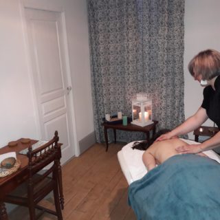 Relaxing massage in the cosy lounge of suite Water