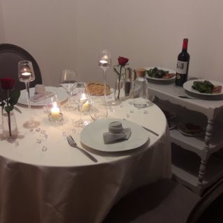 Sophisticated table and elegant dressage as part of a romantic candlelight dinner