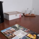 Desk with tea and coffee facilities, biscuits and information about Tarn et Garonne salle-de-bain-serviettes-peignoirs