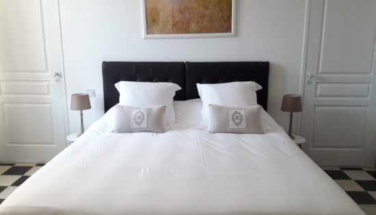 Elegant guest room Earth located on the ground floor of the bed and breakfast with very comfortable king size bed and refined decoration in the shades of brown
