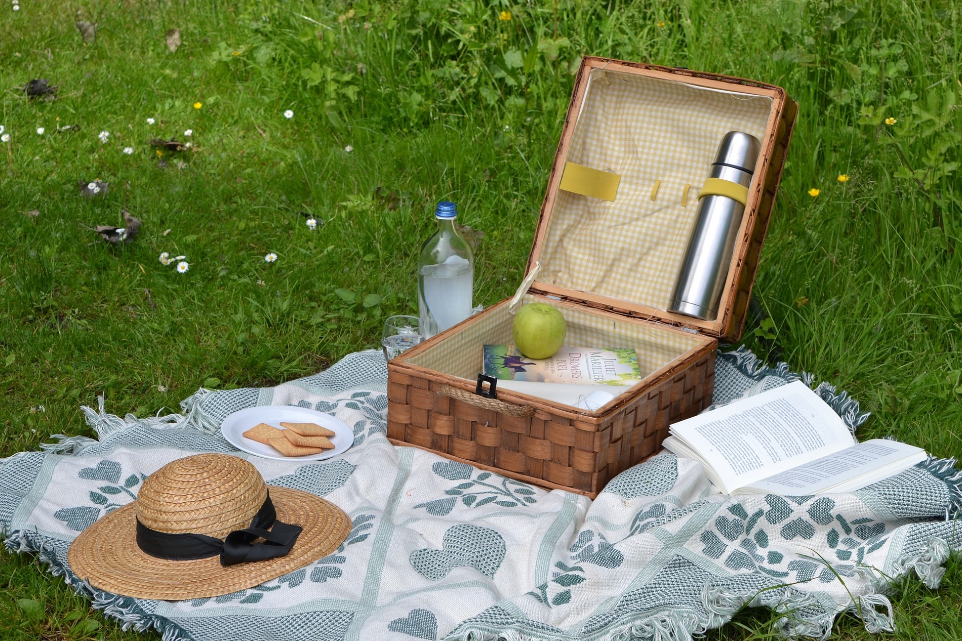 Magnifique panier pique-nique pour un déjeuner sur l'herbe chic et champêtre