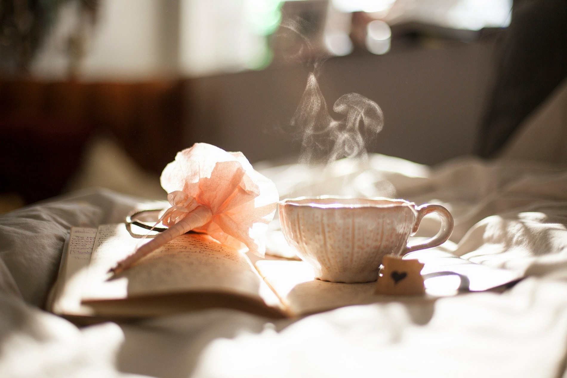 Détente et bien-être autour d'une tasse de thé, d'un livre et de jolies fleurs