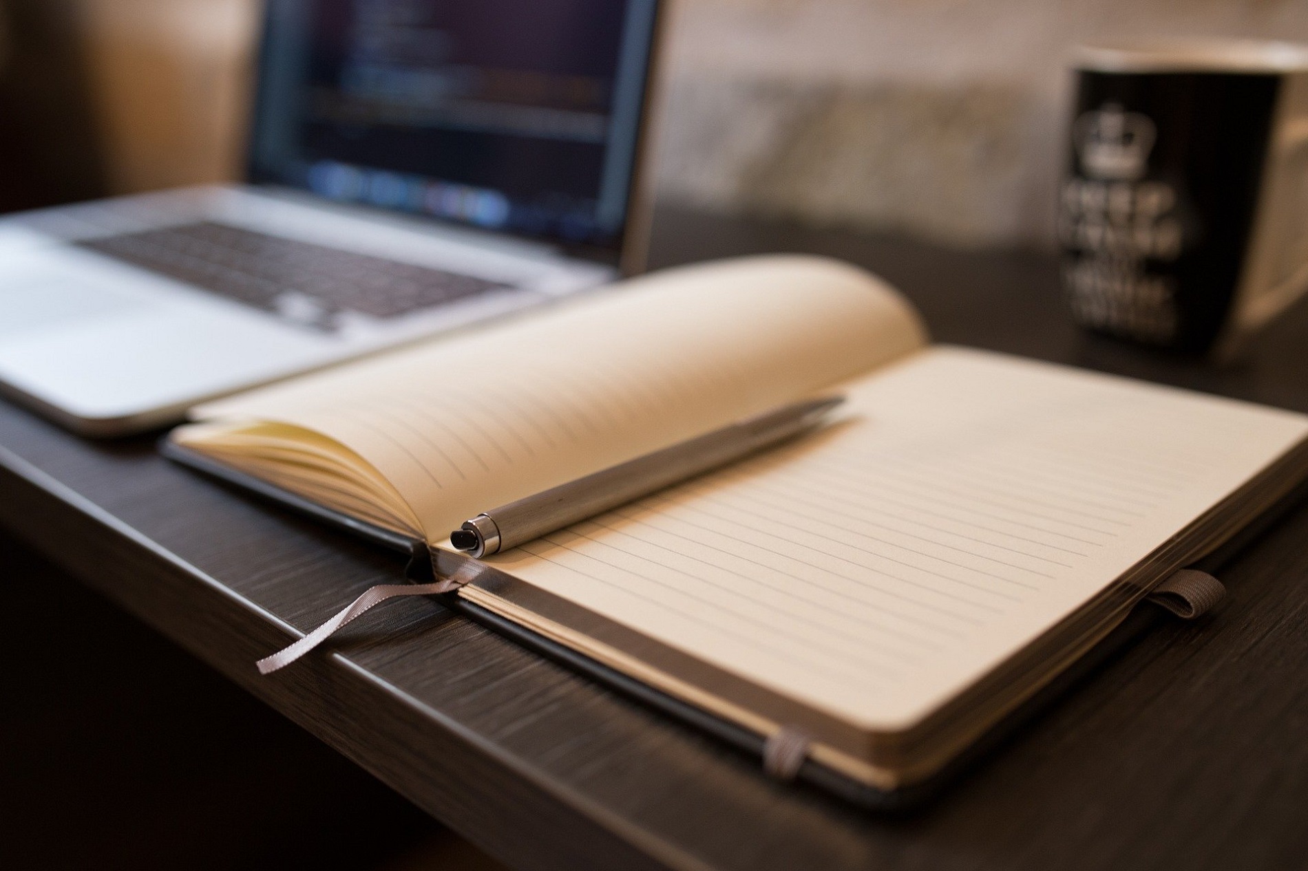 Carnet de notes avec stylo et ordinateur portable pour séjour professionnel