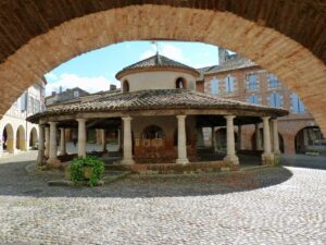 Place des Halles à Auvillar, un des plus beaux villages de France