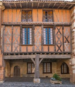 Pan de maison en bois au village Auvillar