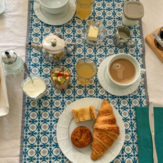 Petit-déjeuner servi sur la terrasse privative